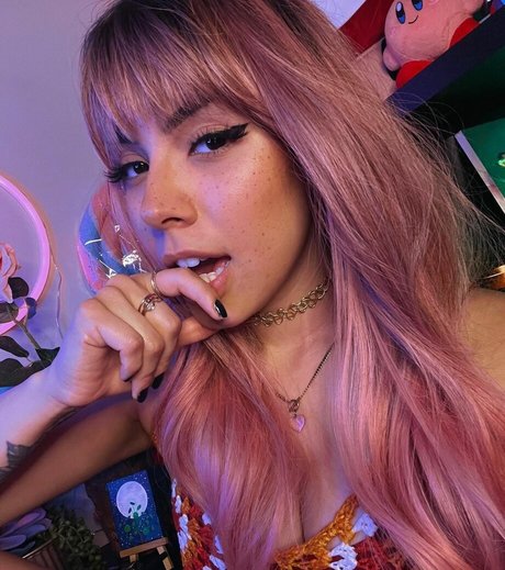 Luna Bloom onlyfans sextape