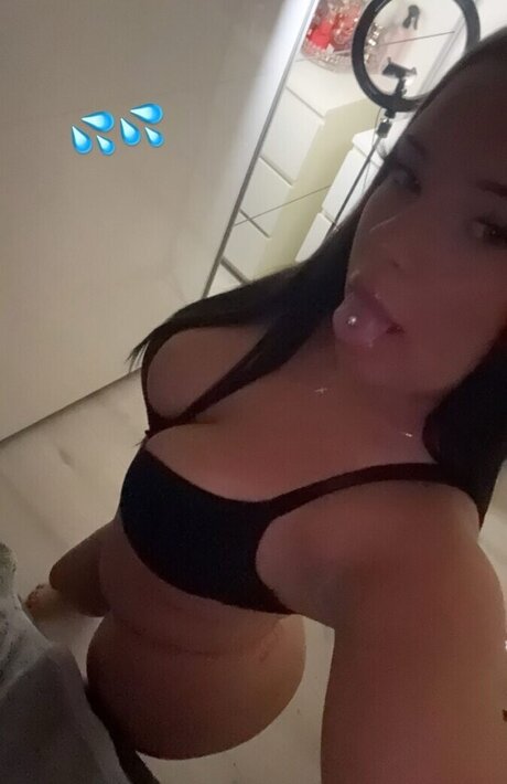 Naughtyoliwia onlyfans naked pics