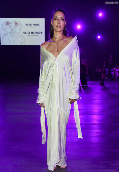 Rebecca Mir onlyfans pic