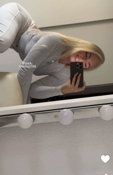 Lara Charlottee onlyfans leak ass