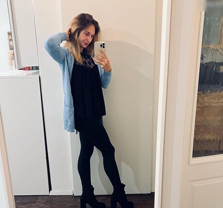 hi iam sara leaked onlyfans porn