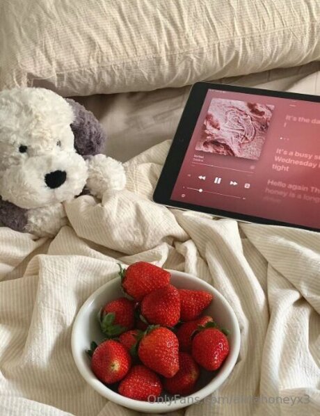 Alinahoneyx3 is on onlyfans