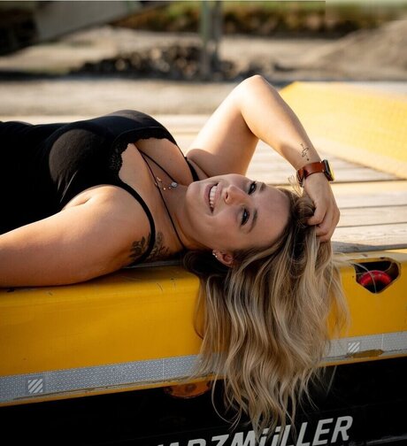 Alinas Landleben onlyfans strip