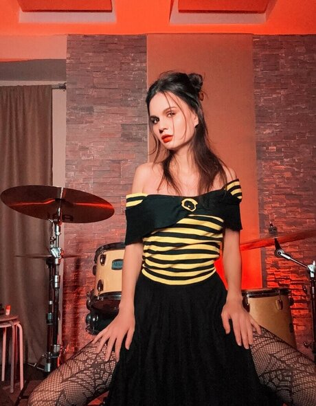 Tonya Rozatti onlyfans strip tease