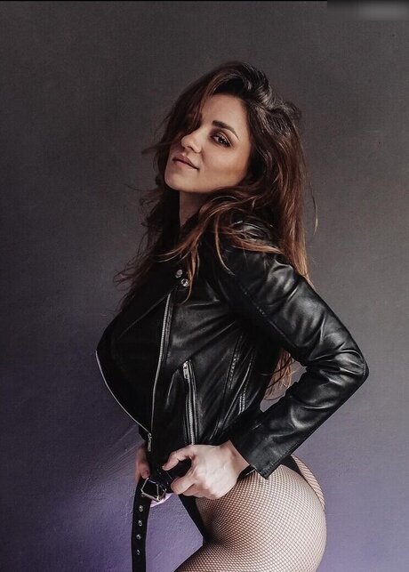 Regina Hixt Profile image