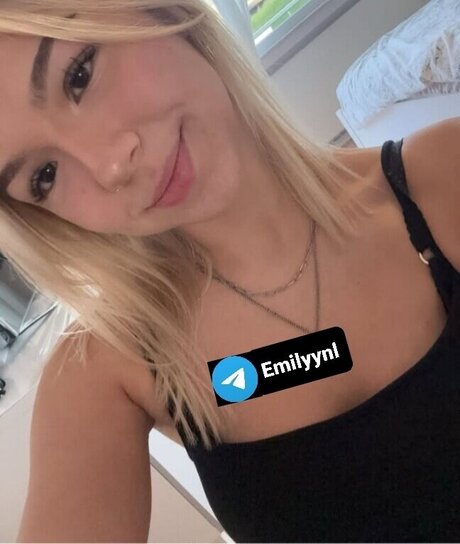 Emilyynl strip onlyfans