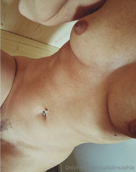 Juristin Sophia topless onlyfans