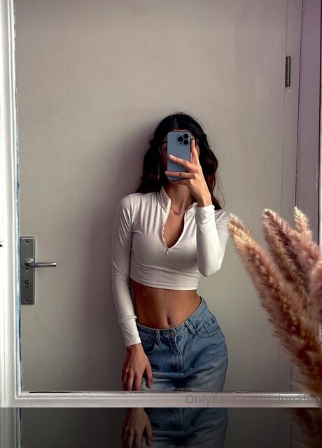 Elenafee onlyfans striptease