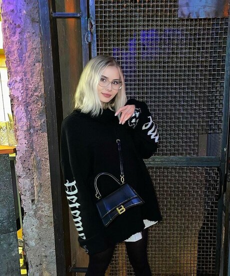 GloriaMatvien onlyfans model photo