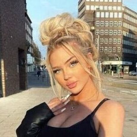 Elaine Victoria nude only fans