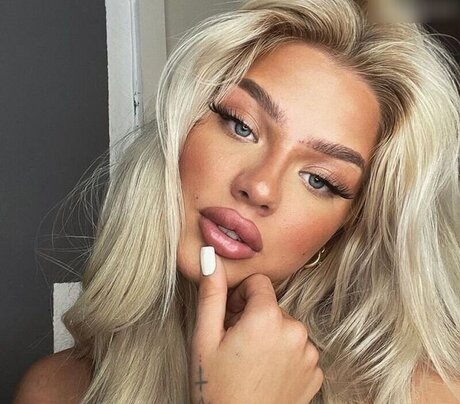 Elaine Victoria topless onlyfans