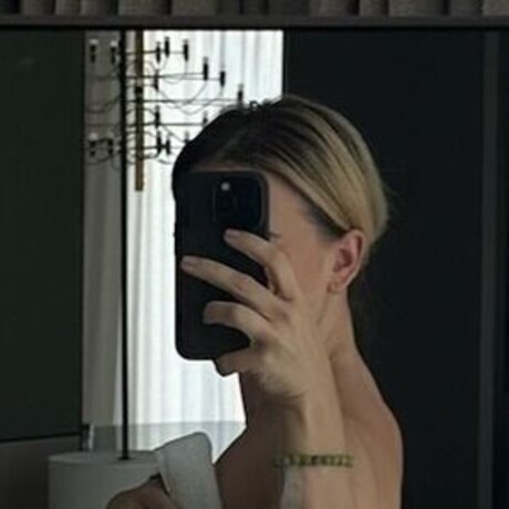 Julia R mmelt onlyfans nude pictures