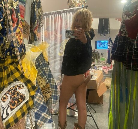 Tommy Genesis only fans pic