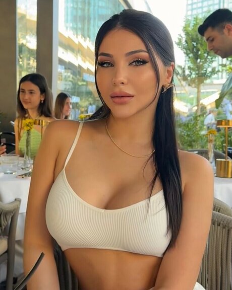 Isra Hurmanli onlyfans strip tease