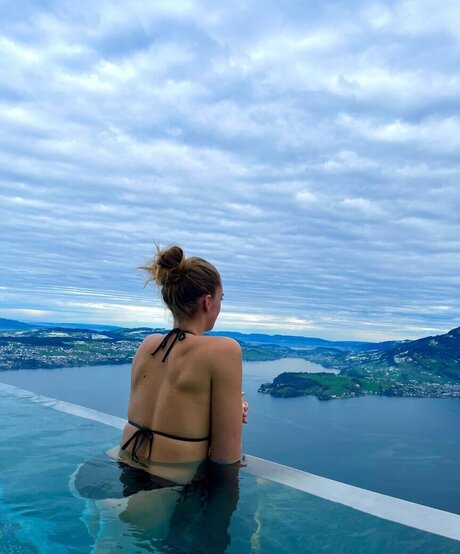 amateur chubby onlyfans naked self-portrait