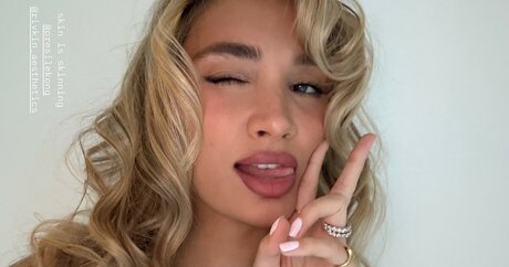 Pia Mia Perez onlyfans strip tease