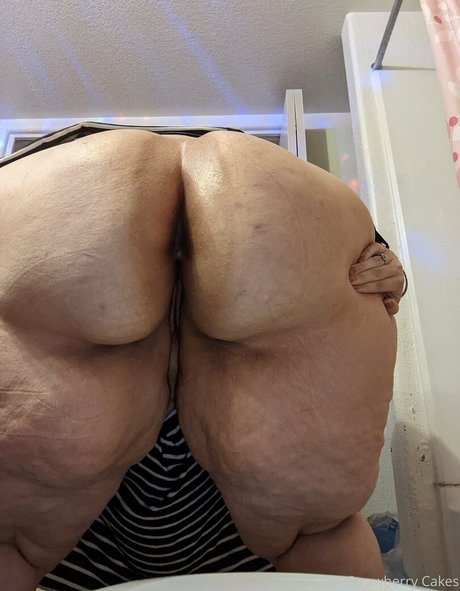 strawberry cakes onlyfans leaked tits