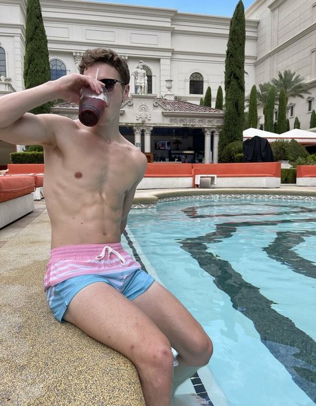 kallen2044 onlyfans striptease