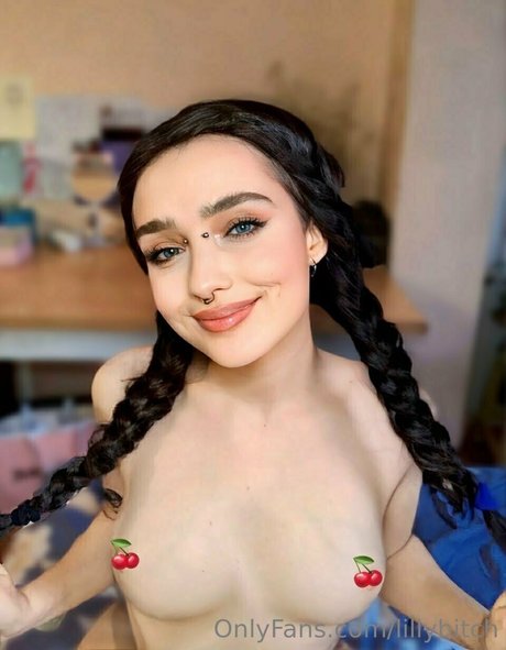 lillybitch nude on onlyfans