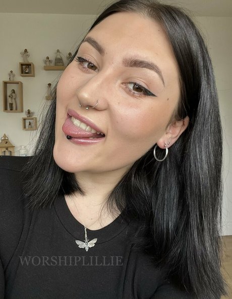 worshiplillie onlyfans leaked pics