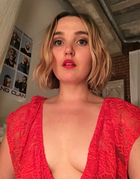 Chloe Fineman naked onlyfans leaked