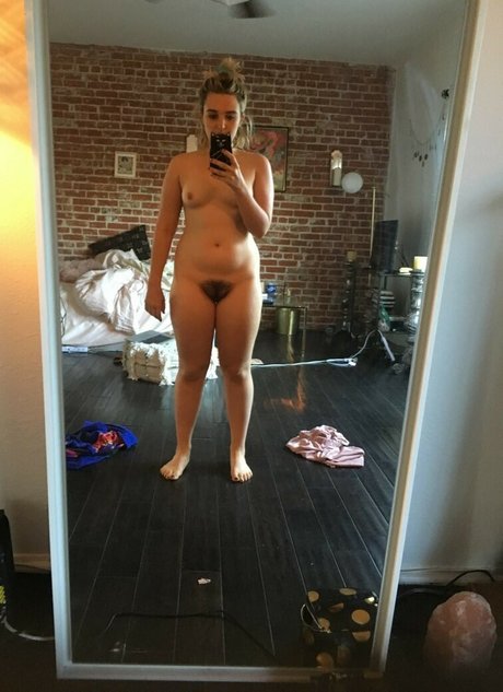 Chloe Fineman onlyfans leaks.