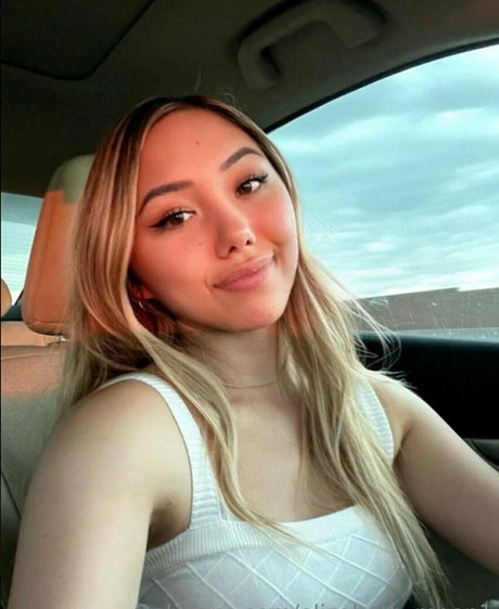 elizabeth moon1 onlyfans pictures