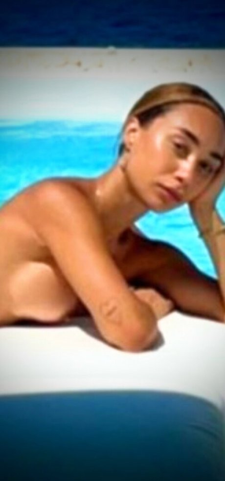 Eva Gutowski onlyfans topless