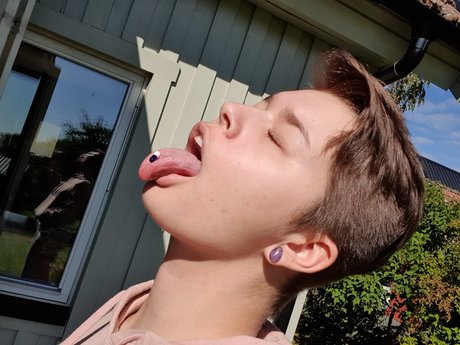 Lilly Love_ onlyfans model