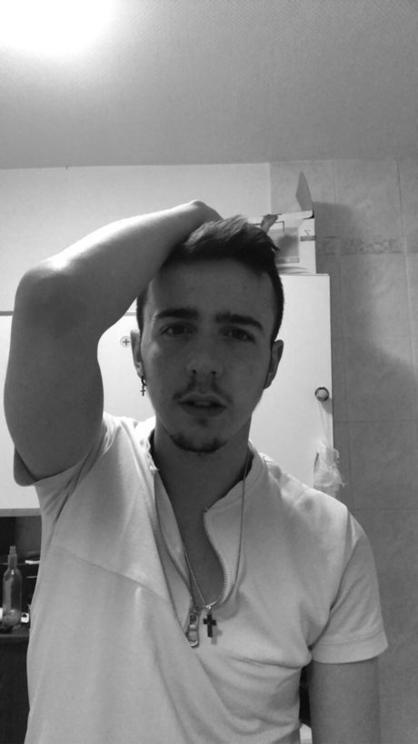 Julianfara77 onlyfans model photo