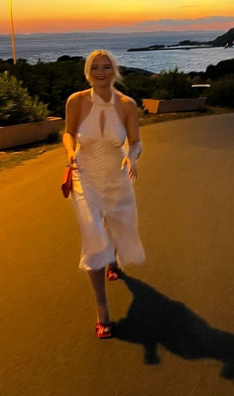 Amelia Eve Gibson onlyfans strip