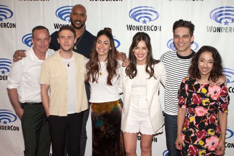 Elizabeth Henstridge nude onlyfans