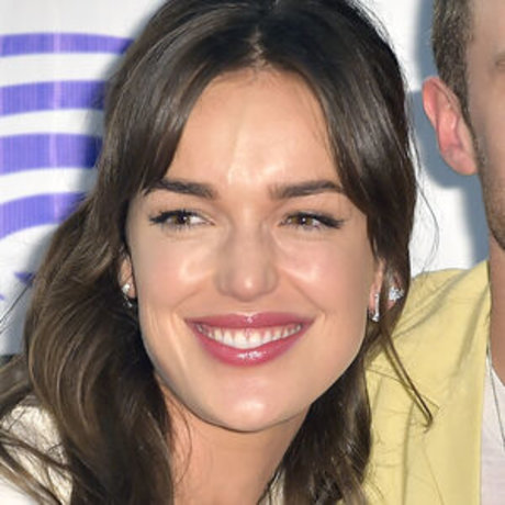 Elizabeth Henstridge onlyfans model images