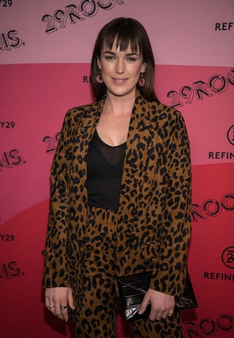 Elizabeth Henstridge leaked onlyfans porn