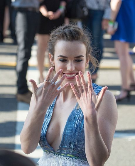 Elizabeth Henstridge leaked onlyfans porn