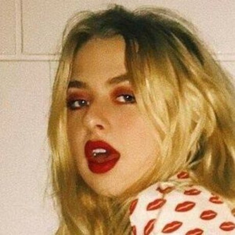 Anais Gallagher onlyfans tits