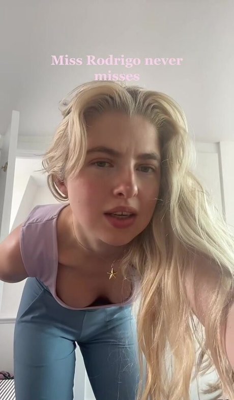 Anais Gallagher onlyfans post