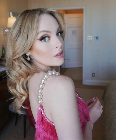 Elizabeth Gillies onlyfans model images