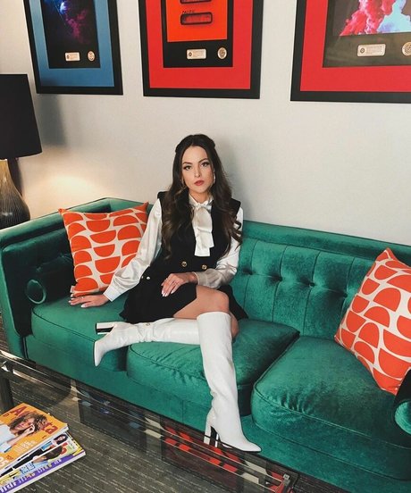 Elizabeth Gillies onlyfans tits