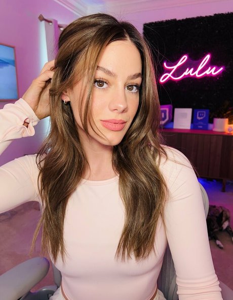 LuluLuvely  depiction