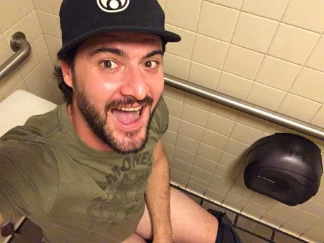 Officialtoekneeswanson onlyfans sex leak