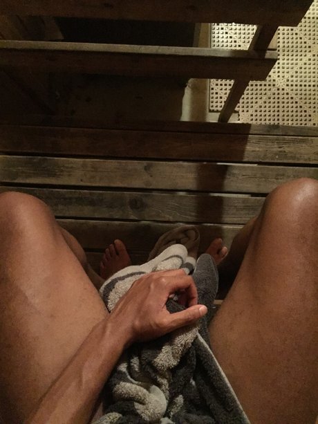 G O L D E N_ onlyfans free content