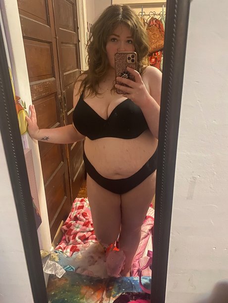 Plumper Princess nude on onlyfans