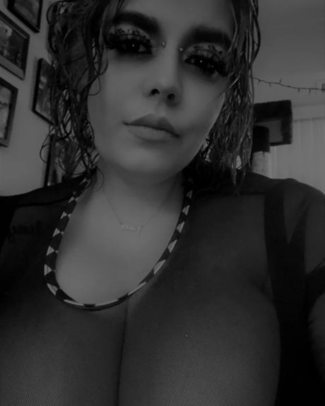 Bee Brat onlyfans desnuda