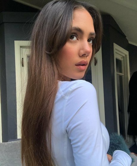 Saoirse Alicia Behzadi onlyfans nude pictures