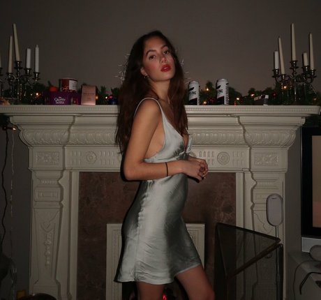 Saoirse Alicia Behzadi boobs onlyfans