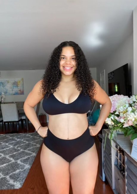 Walessa Munoz onlyfans strip tease