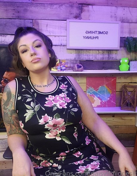 daisydolldoesit topless onlyfans