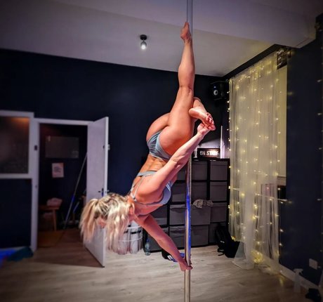 Phillipa Sharples nude onlyfans leak