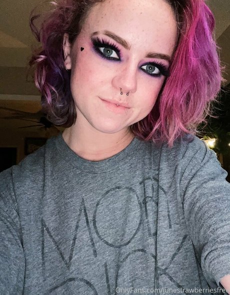 junestrawberriesfree leaked onlyfans nude